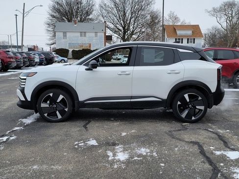 Used 2025 Nissan Kicks SR w/ SR Premium Package image 4