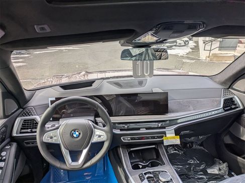 New 2025 BMW X7 xDrive40i w/ Premium Package image 17