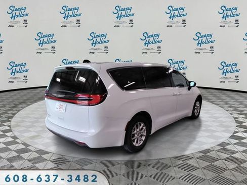 Used 2024 Chrysler Pacifica Touring-L image 5