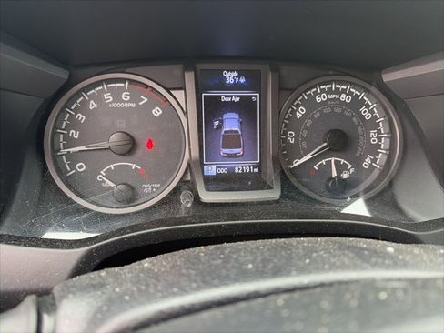 Used 2017 Toyota Tacoma TRD Sport w/ Tow Package (A/T) image 13