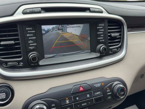 Used 2017 Kia Sorento AWD w/ LX Convenience Package image 19