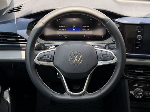 Used 2024 Volkswagen Taos SE w/ Panoramic Sunroof Package FWD image 14
