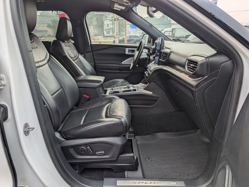 Used 2020 Ford Explorer Platinum w/ Premium Technology Package AWD/4WD image 12