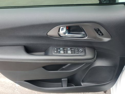 New 2026 Chrysler Pacifica Select FWD image 13