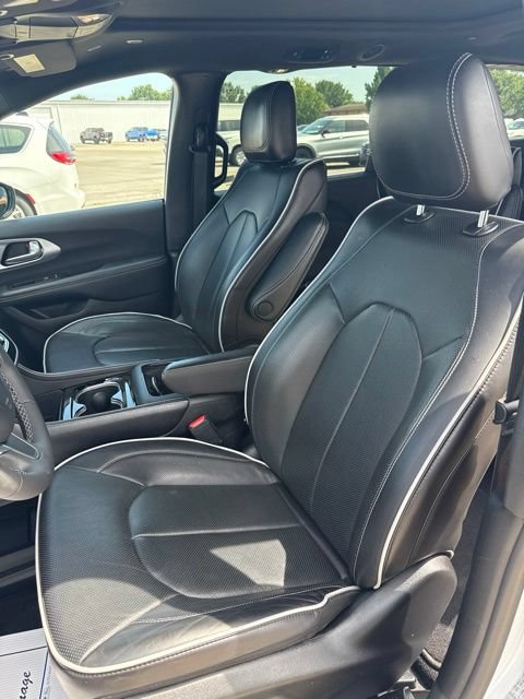 Used 2026 Chrysler Pacifica Limited FWD image 12