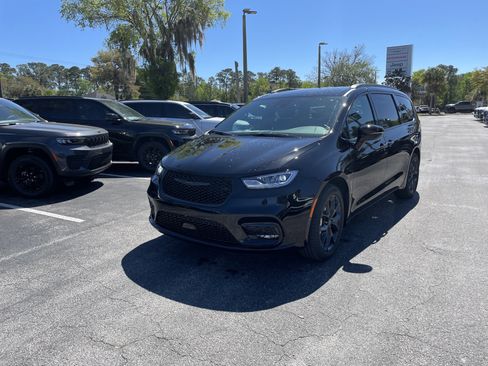 New 2026 Chrysler Pacifica Select image 3