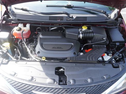 Used 2020 Chrysler Pacifica Touring-L FWD image 27