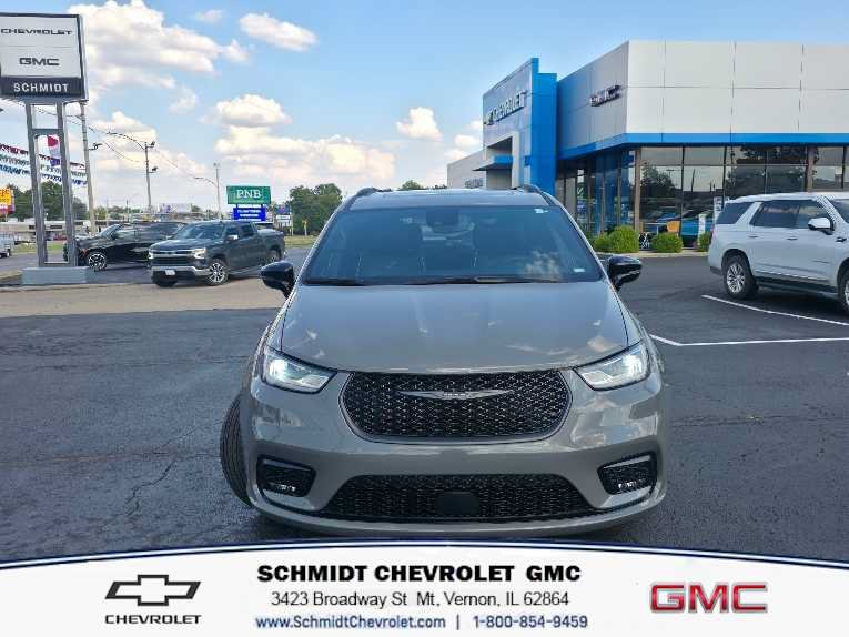 Used 2025 Chrysler Pacifica Limited FWD image 2