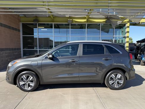Used 2022 Kia Niro EX image 7