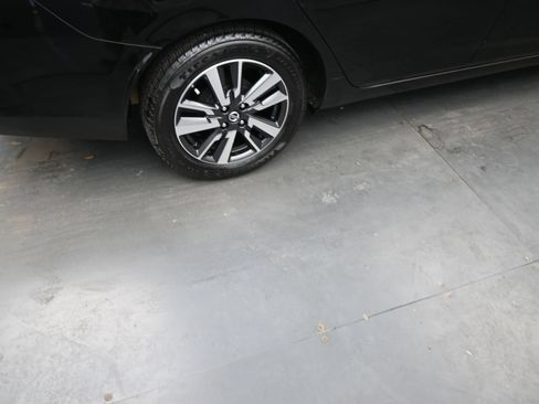 Used 2021 Nissan Versa SV FWD image 9