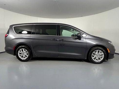 Used 2023 Chrysler Pacifica Touring-L FWD image 8