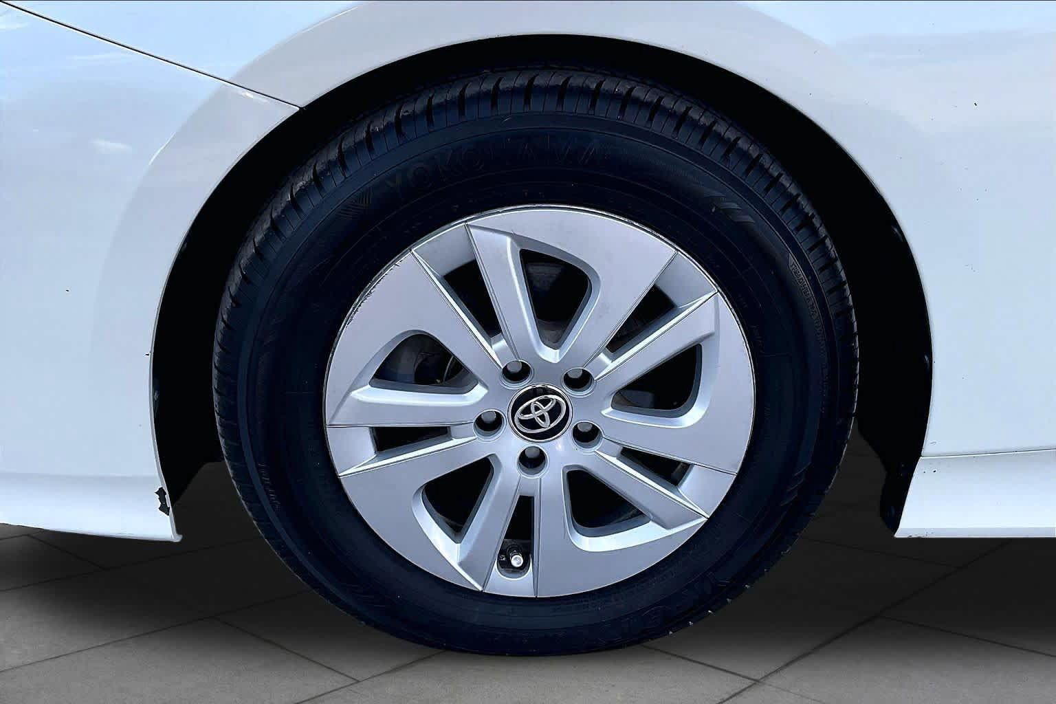 Used 2016 Toyota Prius Two FWD image 11