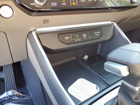 New 2026 Kia Carnival EX FWD image 19
