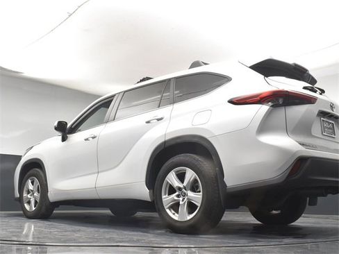 Used 2023 Toyota Highlander L image 34