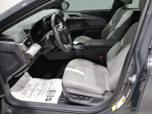 Used 2025 Toyota Camry SE AWD/4WD image 11