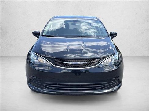 Used 2017 Chrysler Pacifica Touring w/ Tire & Wheel Group FWD image 2
