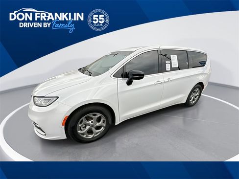 Used 2024 Chrysler Pacifica Limited w/ Uconnect Theater Family Group image 1