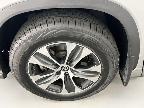 Used 2023 Toyota Highlander XLE image 11