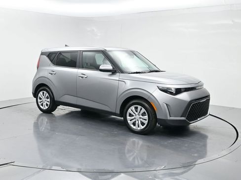 Used 2025 Kia Soul LX FWD image 2