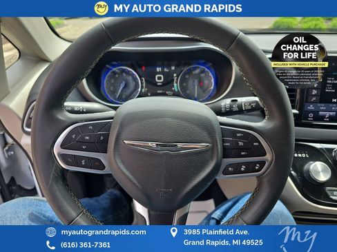 Used 2023 Chrysler Pacifica Touring-L FWD image 13