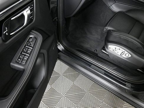 Used 2026 Porsche Macan image 8