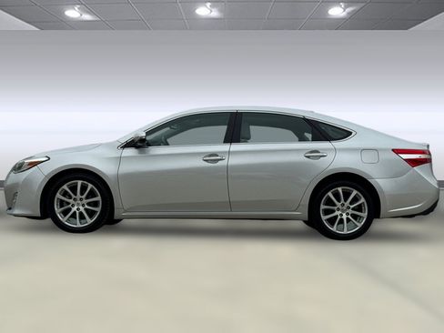 Used 2013 Toyota Avalon Limited w/ Technology Pkg FWD image 2