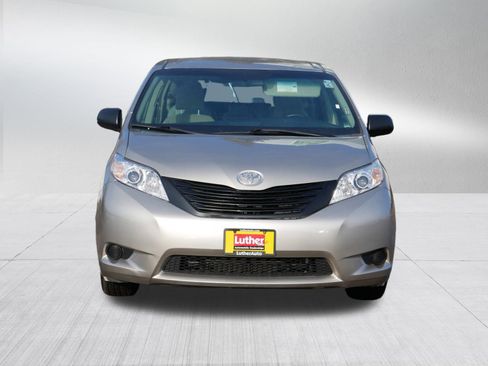 Used 2015 Toyota Sienna L image 2