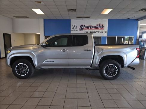 Used 2025 Toyota Tacoma TRD Sport AWD/4WD image 5