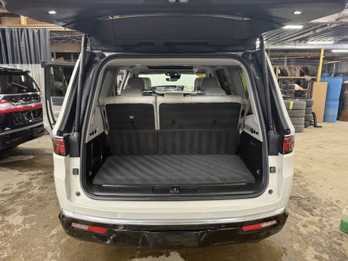 Used 2022 Jeep Wagoneer Series III w/ Premium Group I image 12