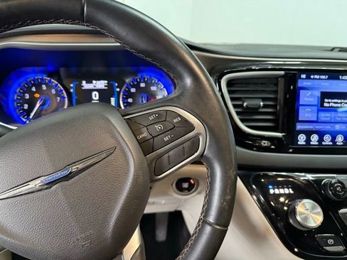 Used 2017 Chrysler Pacifica Touring-L w/ Tire & Wheel Group image 21