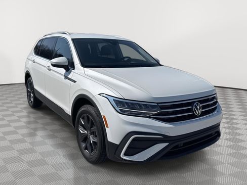 Used 2023 Volkswagen Tiguan SE image 1