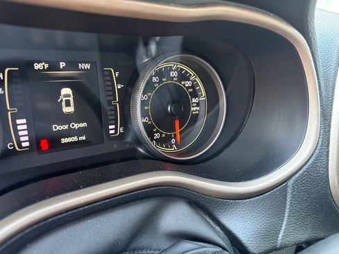 Used 2016 Jeep Cherokee Sport FWD image 8