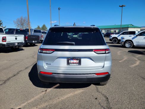 New 2026 Jeep Grand Cherokee Altitude image 4