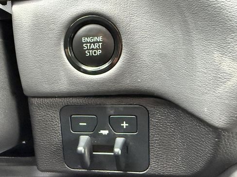 Used 2025 Toyota Tundra Platinum AWD/4WD image 33
