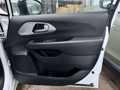 Used 2025 Chrysler Pacifica Limited FWD image 17