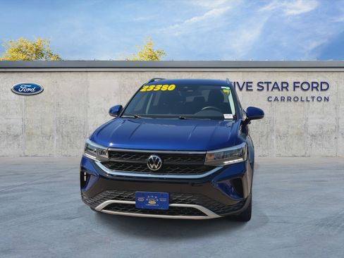 Used 2023 Volkswagen Taos SE w/ Panoramic Sunroof Package FWD image 3