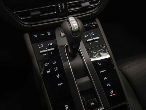 Used 2025 Porsche Macan AWD/4WD image 33