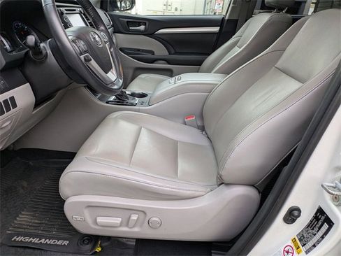 Used 2019 Toyota Highlander SE image 12