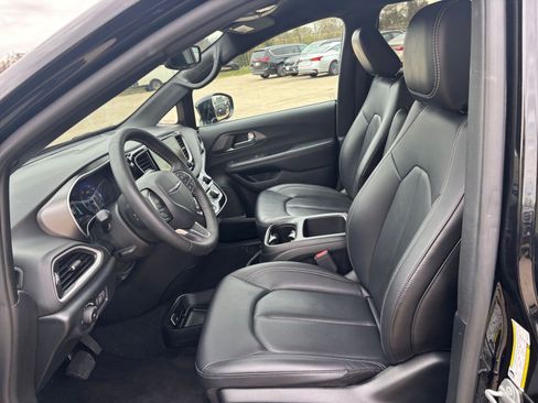 Used 2025 Chrysler Pacifica Select image 24
