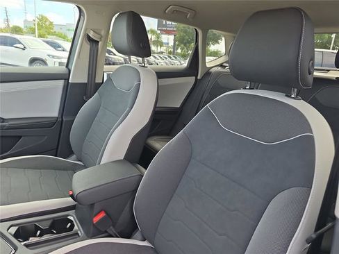 New 2025 Volkswagen Taos SE image 16