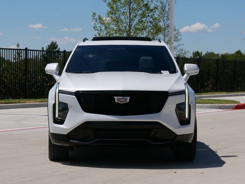 Used 2024 Cadillac XT4 Sport FWD image 3