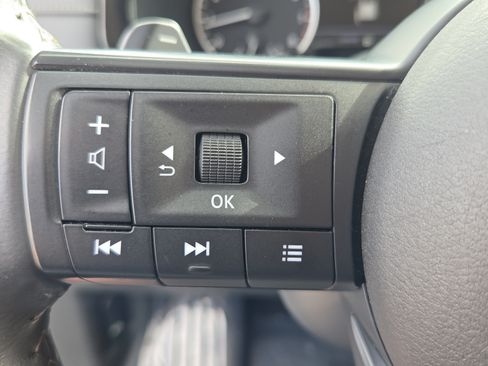 Used 2025 Nissan Pathfinder SV FWD image 22