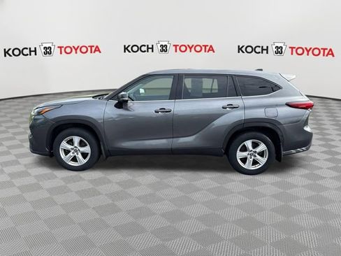 Used 2022 Toyota Highlander LE AWD/4WD image 4