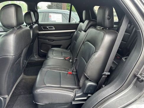 Used 2017 Ford Explorer XLT w/ Equipment Group 202A AWD/4WD image 20