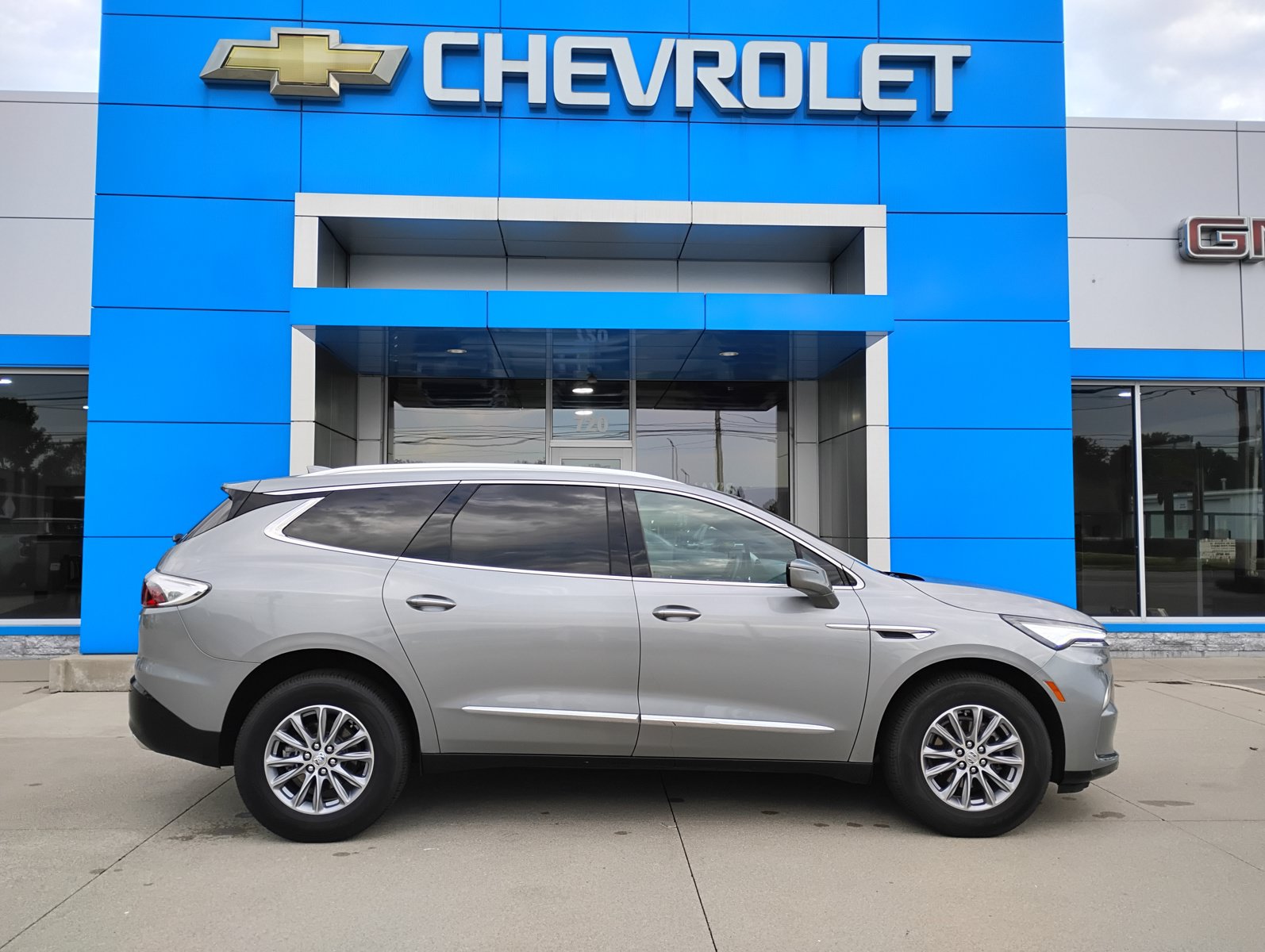 Used 2023 Buick Enclave Essence AWD/4WD image 6
