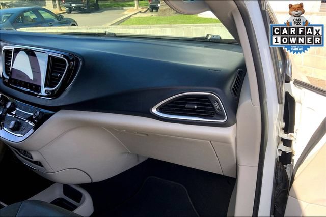 Used 2022 Chrysler Pacifica Touring-L FWD image 16