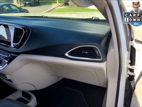 Used 2022 Chrysler Pacifica Touring-L FWD image 16