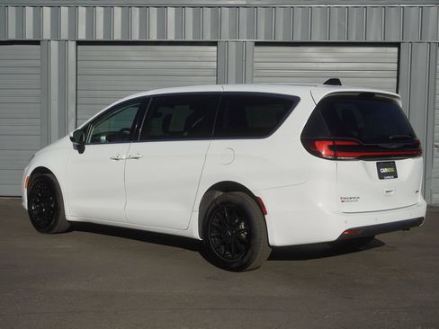 Used 2023 Chrysler Pacifica Touring-L AWD/4WD image 3