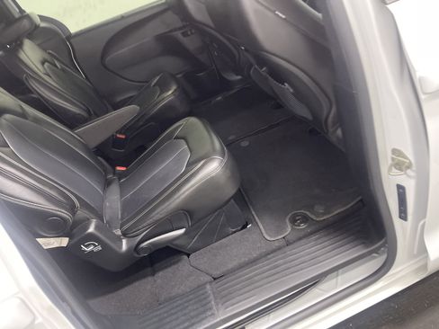 Used 2025 Chrysler Pacifica Select image 19
