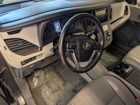 Used 2017 Toyota Sienna XLE image 10